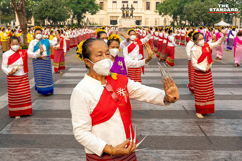 ช่างฟ้อนเล็บล้านนาสวมหน้ากากอนามัยซ้อมใหญ่ ที่เชียงใหม่ เพื่อเฉลิมฉลอง 730 ปีเมืองเชียงใหม่ ท่ามกลางสถานการณ์ฝุ่น PM2.5 1
