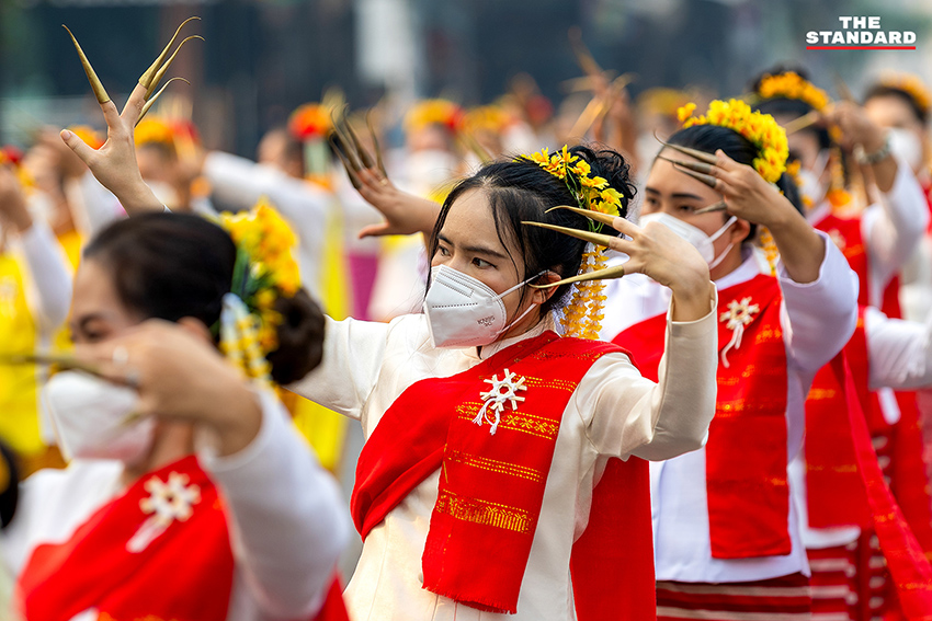 ช่างฟ้อนเล็บล้านนาสวมหน้ากากอนามัยซ้อมใหญ่ ที่เชียงใหม่ เพื่อเฉลิมฉลอง 730 ปีเมืองเชียงใหม่ ท่ามกลางสถานการณ์ฝุ่น PM2.5 3
