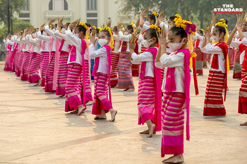 ช่างฟ้อนเล็บล้านนาสวมหน้ากากอนามัยซ้อมใหญ่ ที่เชียงใหม่ เพื่อเฉลิมฉลอง 730 ปีเมืองเชียงใหม่ ท่ามกลางสถานการณ์ฝุ่น PM2.5 4