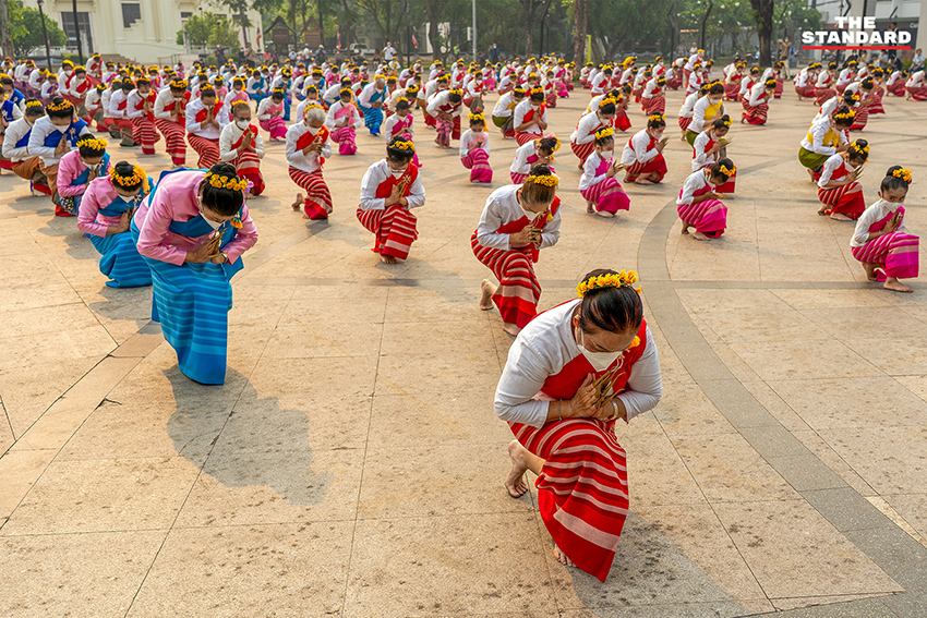 ช่างฟ้อนเล็บล้านนาสวมหน้ากากอนามัยซ้อมใหญ่ ที่เชียงใหม่ เพื่อเฉลิมฉลอง 730 ปีเมืองเชียงใหม่ ท่ามกลางสถานการณ์ฝุ่น PM2.5 5