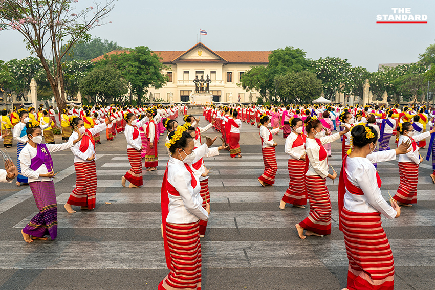 ช่างฟ้อนเล็บล้านนาสวมหน้ากากอนามัยซ้อมใหญ่ ที่เชียงใหม่ เพื่อเฉลิมฉลอง 730 ปีเมืองเชียงใหม่ ท่ามกลางสถานการณ์ฝุ่น PM2.5 6