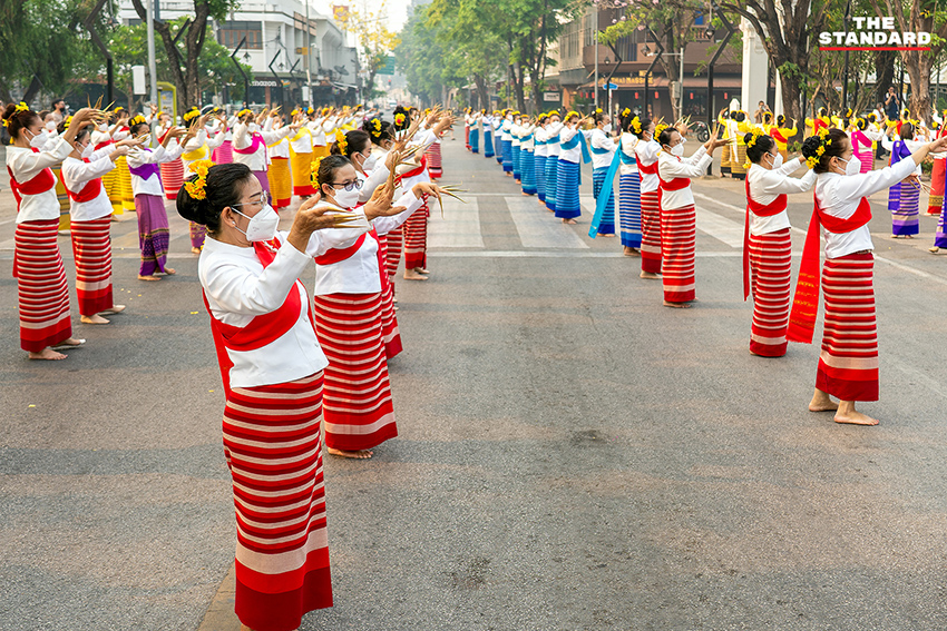 ช่างฟ้อนเล็บล้านนาสวมหน้ากากอนามัยซ้อมใหญ่ ที่เชียงใหม่ เพื่อเฉลิมฉลอง 730 ปีเมืองเชียงใหม่ ท่ามกลางสถานการณ์ฝุ่น PM2.5 8
