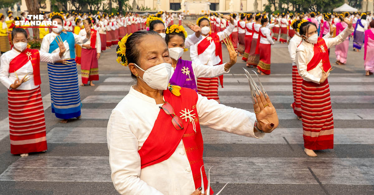 ช่างฟ้อนเล็บล้านนาสวมหน้ากากอนามัยซ้อมใหญ่ ที่เชียงใหม่ เพื่อเฉลิมฉลอง 730 ปีเมืองเชียงใหม่ ท่ามกลางสถานการณ์ฝุ่น PM2.5