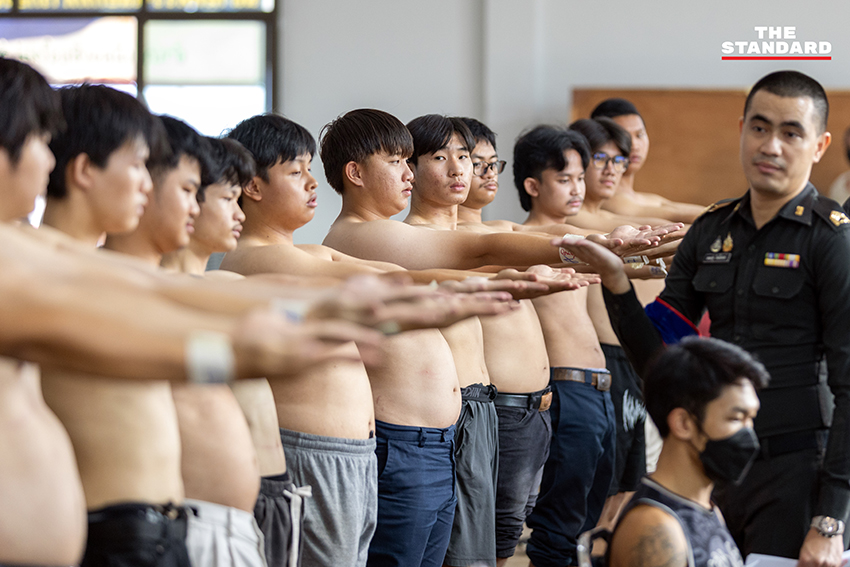 บรรยากาศการตรวจเลือกทหารกองเกินที่ เชียงใหม่ ท่ามกลางอากาศร้อนและฝุ่น PM2.5 กองทัพติดตั้งพัดลมอำนวยความสะดวก 1