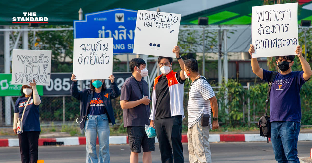 สส. พรรคประชาชน แจกหน้ากากอนามัยและชูป้ายเรียกร้อง ‘อากาศสะอาด’ กลาง แยกข่วงสิงห์ จังหวัดเชียงใหม่ เพื่อแก้ปัญหาฝุ่น PM2.5
