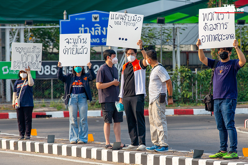 สส. พรรคประชาชน แจกหน้ากากอนามัยและชูป้ายเรียกร้อง ‘อากาศสะอาด’ กลาง แยกข่วงสิงห์ จังหวัดเชียงใหม่ เพื่อแก้ปัญหาฝุ่น PM2.5 1