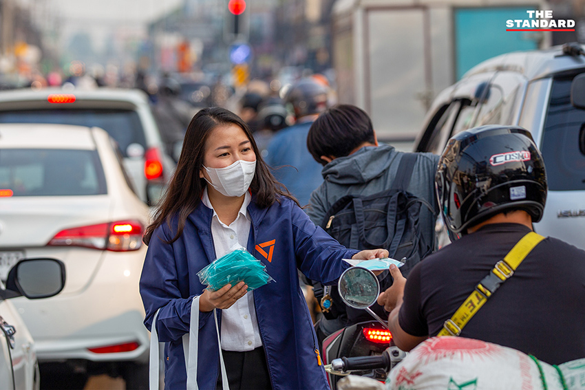 สส. พรรคประชาชน แจกหน้ากากอนามัยและชูป้ายเรียกร้อง ‘อากาศสะอาด’ กลาง แยกข่วงสิงห์ จังหวัดเชียงใหม่ เพื่อแก้ปัญหาฝุ่น PM2.5 2