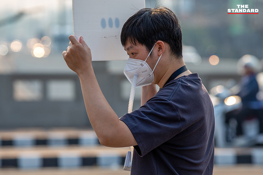 สส. พรรคประชาชน แจกหน้ากากอนามัยและชูป้ายเรียกร้อง ‘อากาศสะอาด’ กลาง แยกข่วงสิงห์ จังหวัดเชียงใหม่ เพื่อแก้ปัญหาฝุ่น PM2.5 3