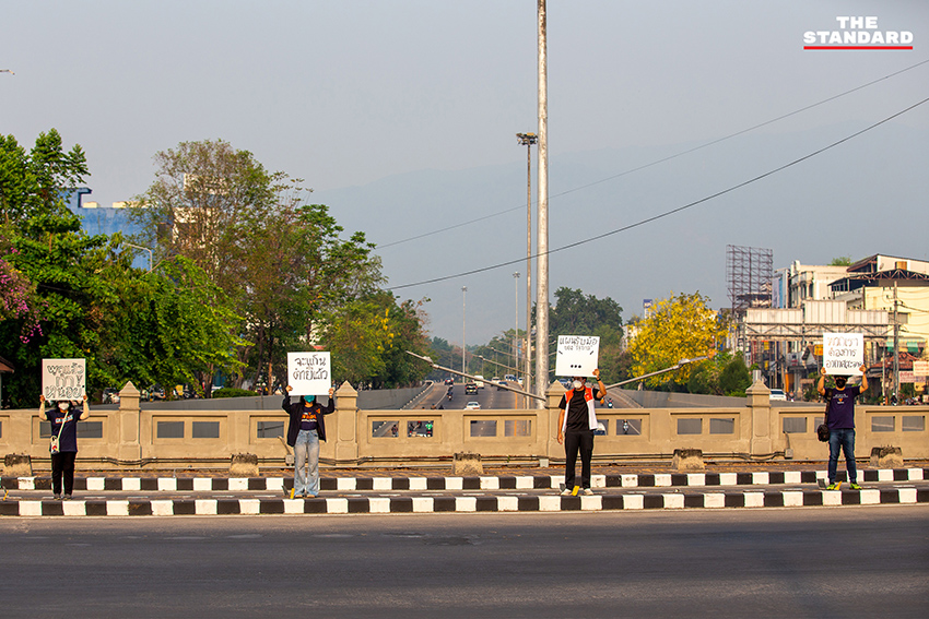 สส. พรรคประชาชน แจกหน้ากากอนามัยและชูป้ายเรียกร้อง ‘อากาศสะอาด’ กลาง แยกข่วงสิงห์ จังหวัดเชียงใหม่ เพื่อแก้ปัญหาฝุ่น PM2.5 4