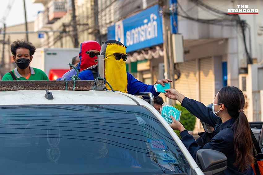 สส. พรรคประชาชน แจกหน้ากากอนามัยและชูป้ายเรียกร้อง ‘อากาศสะอาด’ กลาง แยกข่วงสิงห์ จังหวัดเชียงใหม่ เพื่อแก้ปัญหาฝุ่น PM2.5 6