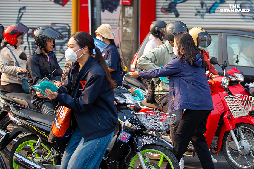 สส. พรรคประชาชน แจกหน้ากากอนามัยและชูป้ายเรียกร้อง ‘อากาศสะอาด’ กลาง แยกข่วงสิงห์ จังหวัดเชียงใหม่ เพื่อแก้ปัญหาฝุ่น PM2.5 7