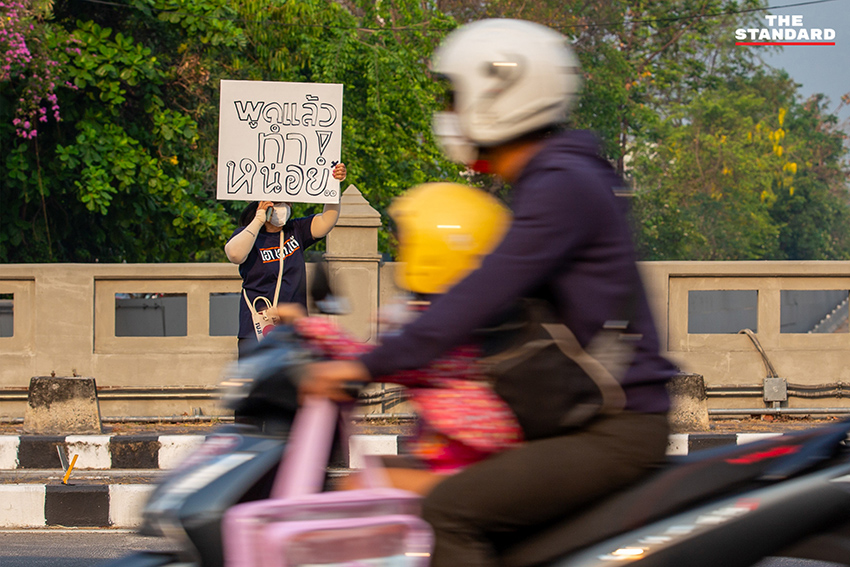 สส. พรรคประชาชน แจกหน้ากากอนามัยและชูป้ายเรียกร้อง ‘อากาศสะอาด’ กลาง แยกข่วงสิงห์ จังหวัดเชียงใหม่ เพื่อแก้ปัญหาฝุ่น PM2.5 8
