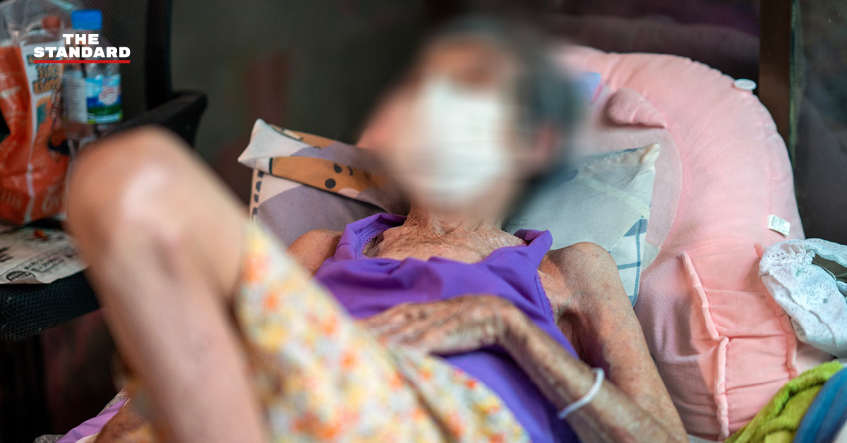 คุณยายสูงวัยนั่งอยู่ภายในบ้านซึ่งปิดหน้าต่างมิดชิดเพื่อป้องกันฝุ่น PM2.5 ในสถานการณ์วิกฤตฝุ่นควัน เชียงใหม่