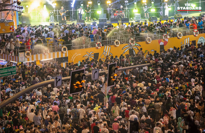 ภาพบรรยากาศการเล่นน้ำสงกรานต์ 2569 บริเวณแยกรินคำ-เมญ่า จังหวัดเชียงใหม่ หลังเจ้าหน้าที่ตำรวจปิดจราจร 1