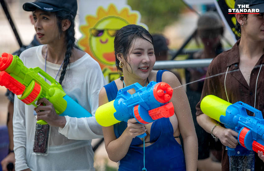 ภาพบรรยากาศการเล่นน้ำสงกรานต์ 2569 บริเวณแยกรินคำ-เมญ่า จังหวัดเชียงใหม่ หลังเจ้าหน้าที่ตำรวจปิดจราจร 10