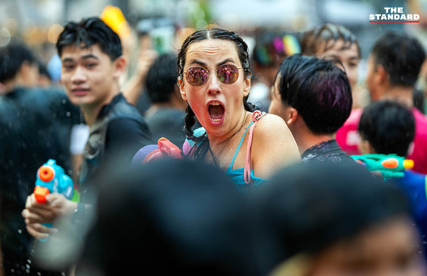 ภาพบรรยากาศการเล่นน้ำสงกรานต์ 2569 บริเวณแยกรินคำ-เมญ่า จังหวัดเชียงใหม่ หลังเจ้าหน้าที่ตำรวจปิดจราจร 11