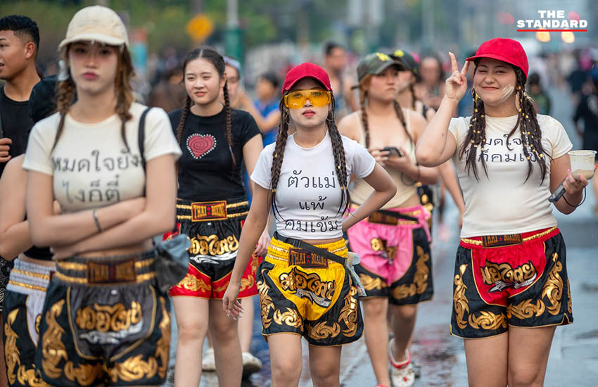 ภาพบรรยากาศการเล่นน้ำสงกรานต์ 2569 บริเวณแยกรินคำ-เมญ่า จังหวัดเชียงใหม่ หลังเจ้าหน้าที่ตำรวจปิดจราจร 2