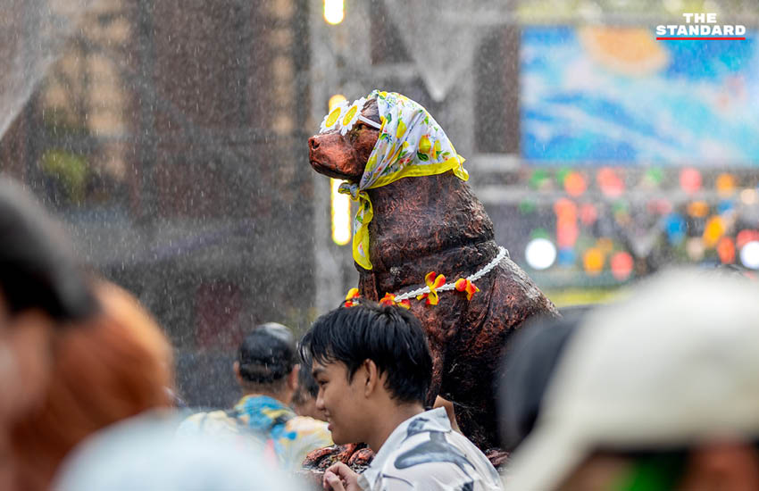 ภาพบรรยากาศการเล่นน้ำสงกรานต์ 2569 บริเวณแยกรินคำ-เมญ่า จังหวัดเชียงใหม่ หลังเจ้าหน้าที่ตำรวจปิดจราจร 3