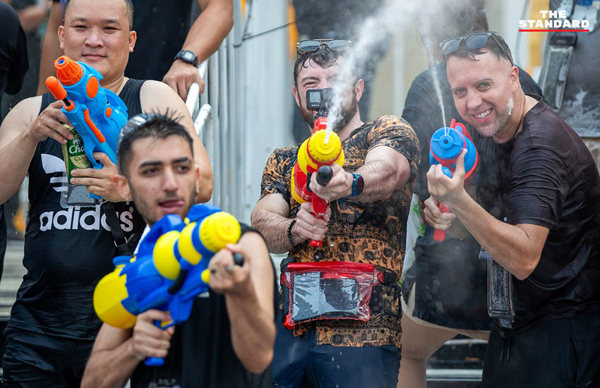 ภาพบรรยากาศการเล่นน้ำสงกรานต์ 2569 บริเวณแยกรินคำ-เมญ่า จังหวัดเชียงใหม่ หลังเจ้าหน้าที่ตำรวจปิดจราจร 5