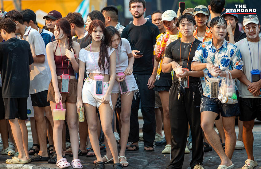 ภาพบรรยากาศการเล่นน้ำสงกรานต์ 2569 บริเวณแยกรินคำ-เมญ่า จังหวัดเชียงใหม่ หลังเจ้าหน้าที่ตำรวจปิดจราจร 7