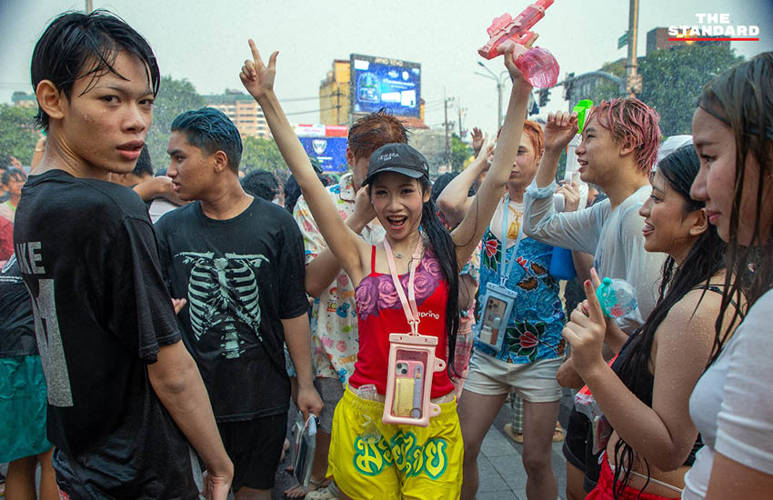 ภาพบรรยากาศการเล่นน้ำสงกรานต์ 2569 บริเวณแยกรินคำ-เมญ่า จังหวัดเชียงใหม่ หลังเจ้าหน้าที่ตำรวจปิดจราจร 8