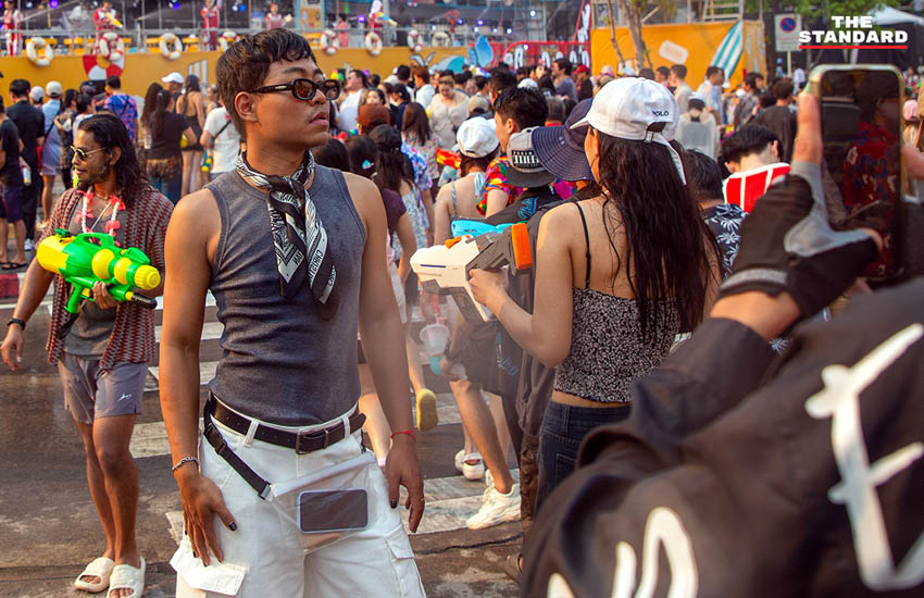 ภาพบรรยากาศการเล่นน้ำสงกรานต์ 2569 บริเวณแยกรินคำ-เมญ่า จังหวัดเชียงใหม่ หลังเจ้าหน้าที่ตำรวจปิดจราจร 9