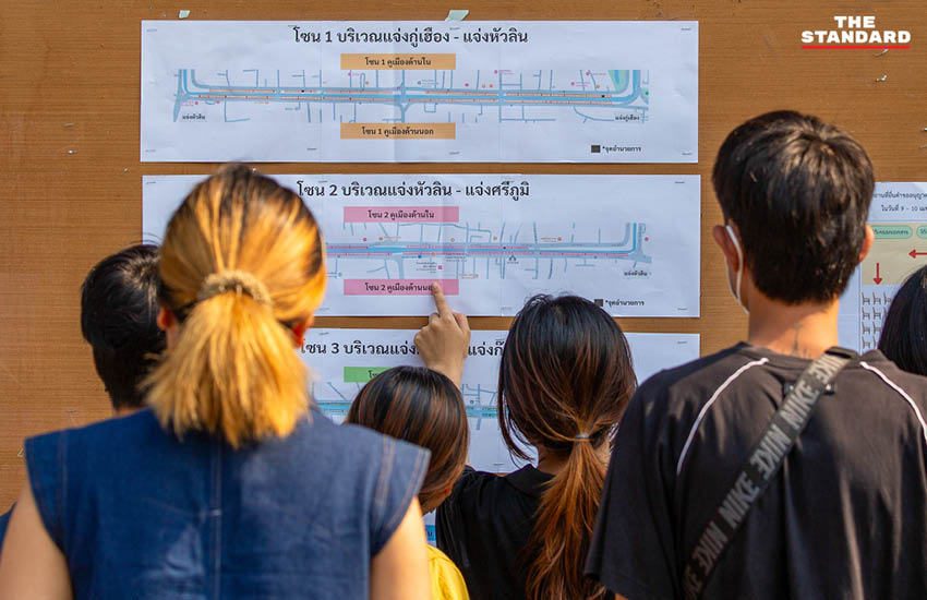 ภาพบรรยากาศพ่อค้าแม่ค้าและประชาชนเข้าคิวลงทะเบียนจองพื้นที่ขายสินค้าช่วงสงกรานต์ ที่สนามกีฬาเทศบาลนครเชียงใหม่ 1
