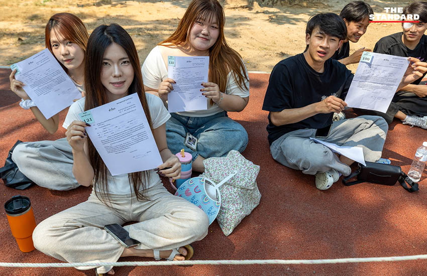 ภาพบรรยากาศพ่อค้าแม่ค้าและประชาชนเข้าคิวลงทะเบียนจองพื้นที่ขายสินค้าช่วงสงกรานต์ ที่สนามกีฬาเทศบาลนครเชียงใหม่ 2