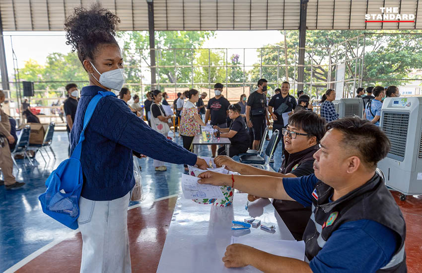ภาพบรรยากาศพ่อค้าแม่ค้าและประชาชนเข้าคิวลงทะเบียนจองพื้นที่ขายสินค้าช่วงสงกรานต์ ที่สนามกีฬาเทศบาลนครเชียงใหม่ 3