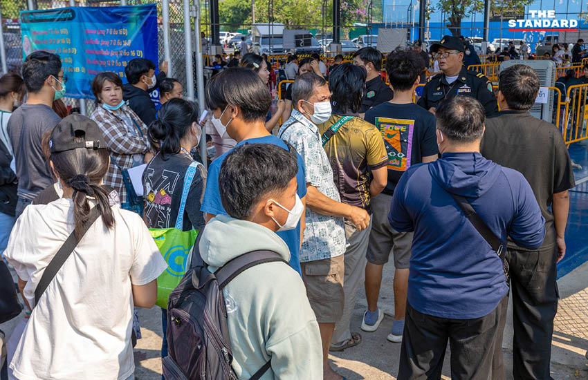 ภาพบรรยากาศพ่อค้าแม่ค้าและประชาชนเข้าคิวลงทะเบียนจองพื้นที่ขายสินค้าช่วงสงกรานต์ ที่สนามกีฬาเทศบาลนครเชียงใหม่ 4