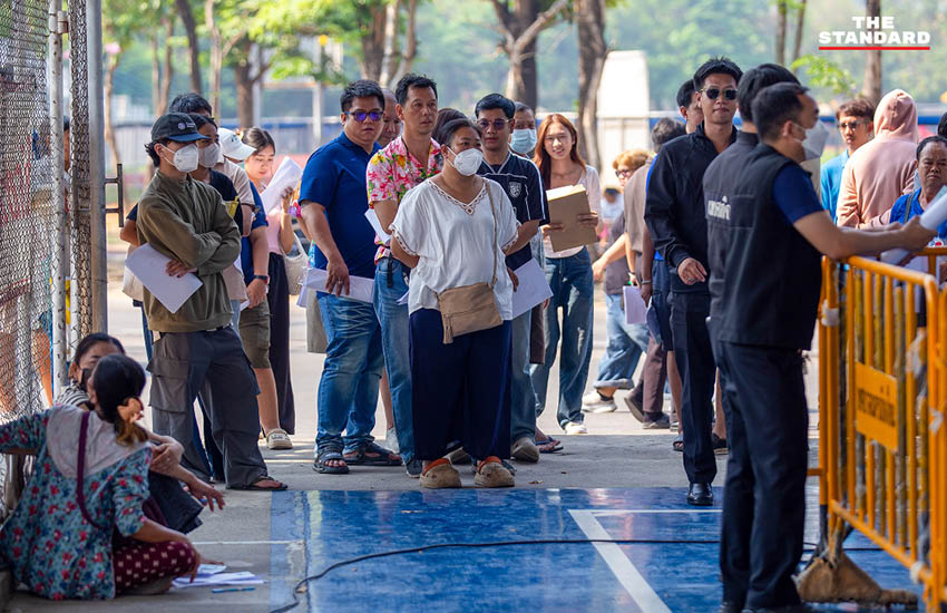 ภาพบรรยากาศพ่อค้าแม่ค้าและประชาชนเข้าคิวลงทะเบียนจองพื้นที่ขายสินค้าช่วงสงกรานต์ ที่สนามกีฬาเทศบาลนครเชียงใหม่ 5