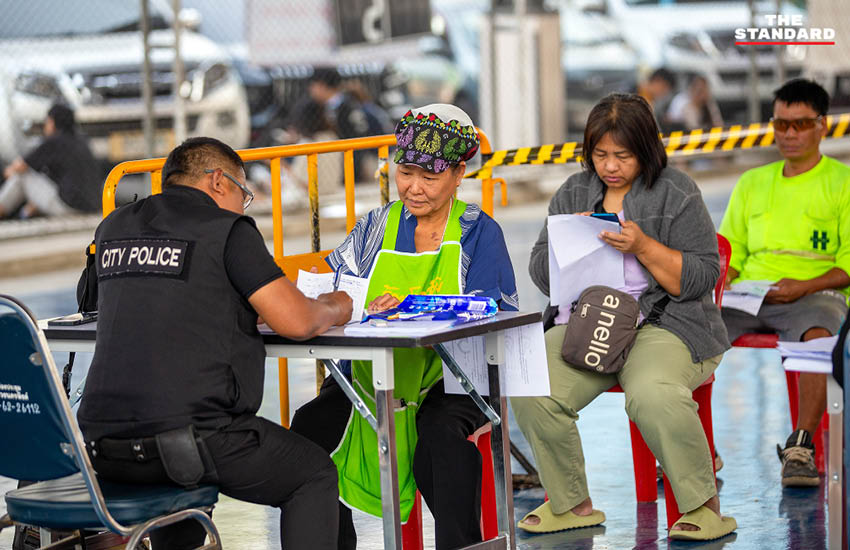 ภาพบรรยากาศพ่อค้าแม่ค้าและประชาชนเข้าคิวลงทะเบียนจองพื้นที่ขายสินค้าช่วงสงกรานต์ ที่สนามกีฬาเทศบาลนครเชียงใหม่ 6