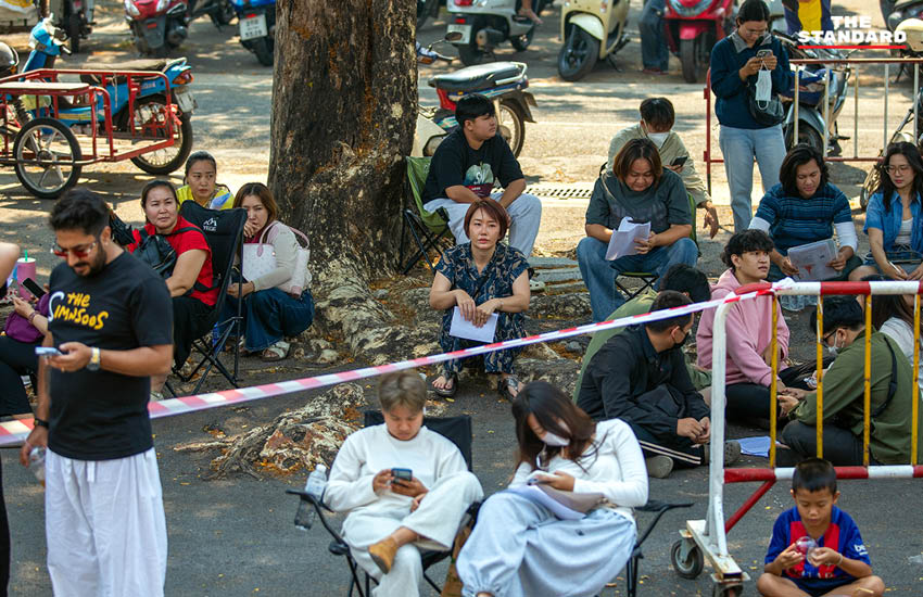 ภาพบรรยากาศพ่อค้าแม่ค้าและประชาชนเข้าคิวลงทะเบียนจองพื้นที่ขายสินค้าช่วงสงกรานต์ ที่สนามกีฬาเทศบาลนครเชียงใหม่ 7