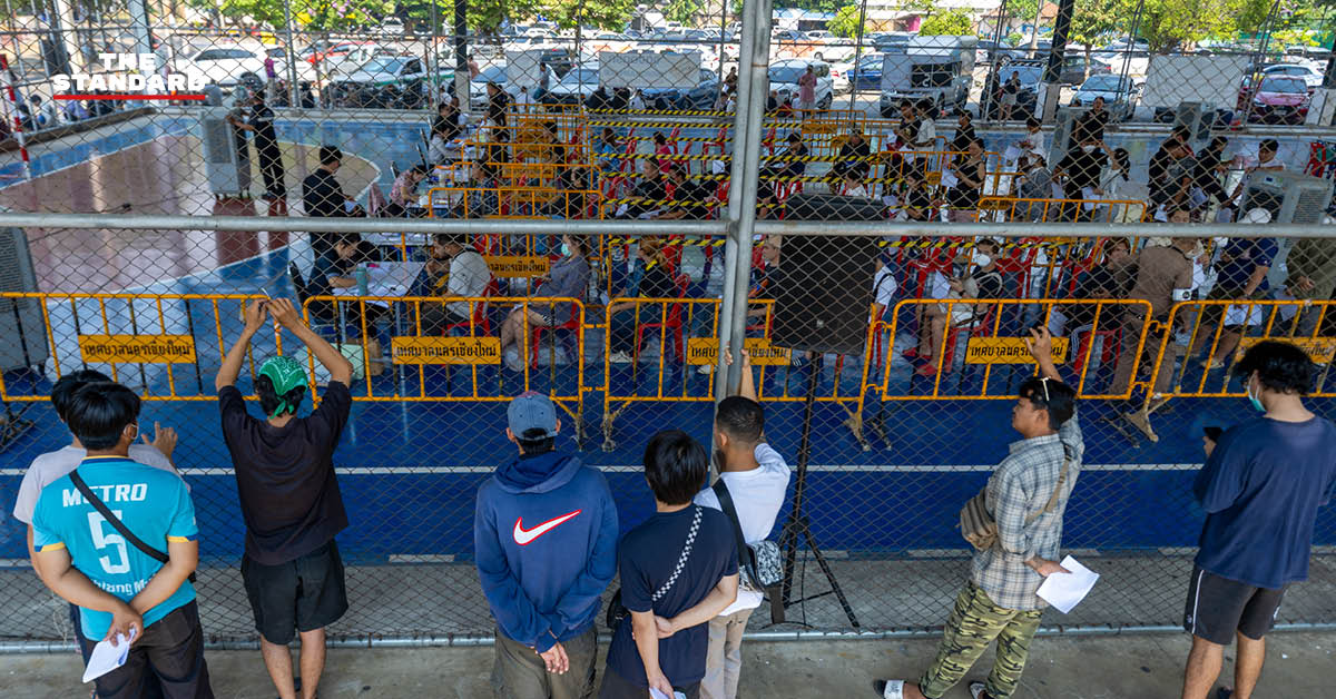 ภาพบรรยากาศพ่อค้าแม่ค้าและประชาชนเข้าคิวลงทะเบียนจองพื้นที่ขายสินค้าช่วงสงกรานต์ ที่สนามกีฬาเทศบาลนครเชียงใหม่