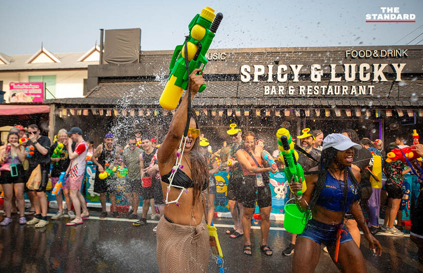 นักท่องเที่ยวไทยและต่างชาติเล่นน้ำสงกรานต์ (ปี๋ใหม่เมือง) อย่างคึกคักที่คูเมืองเชียงใหม่ 1