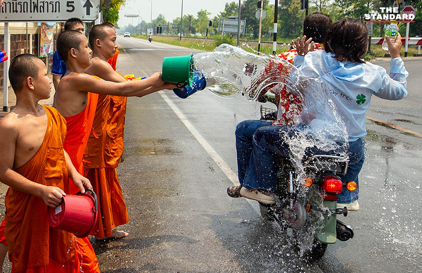 นักท่องเที่ยวไทยและต่างชาติเล่นน้ำสงกรานต์ (ปี๋ใหม่เมือง) อย่างคึกคักที่คูเมืองเชียงใหม่ 10