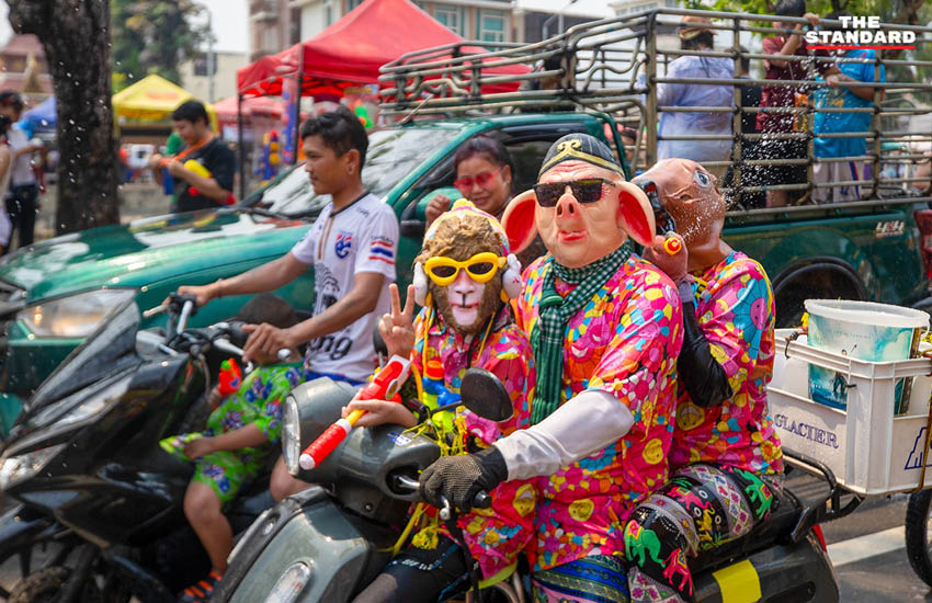 นักท่องเที่ยวไทยและต่างชาติเล่นน้ำสงกรานต์ (ปี๋ใหม่เมือง) อย่างคึกคักที่คูเมืองเชียงใหม่ 2