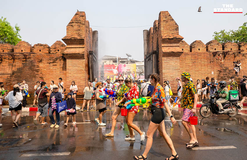 นักท่องเที่ยวไทยและต่างชาติเล่นน้ำสงกรานต์ (ปี๋ใหม่เมือง) อย่างคึกคักที่คูเมืองเชียงใหม่ 3