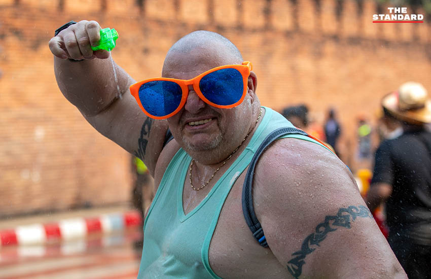 นักท่องเที่ยวไทยและต่างชาติเล่นน้ำสงกรานต์ (ปี๋ใหม่เมือง) อย่างคึกคักที่คูเมืองเชียงใหม่ 4