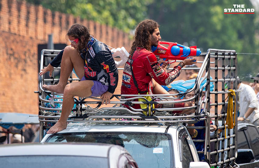 นักท่องเที่ยวไทยและต่างชาติเล่นน้ำสงกรานต์ (ปี๋ใหม่เมือง) อย่างคึกคักที่คูเมืองเชียงใหม่ 5