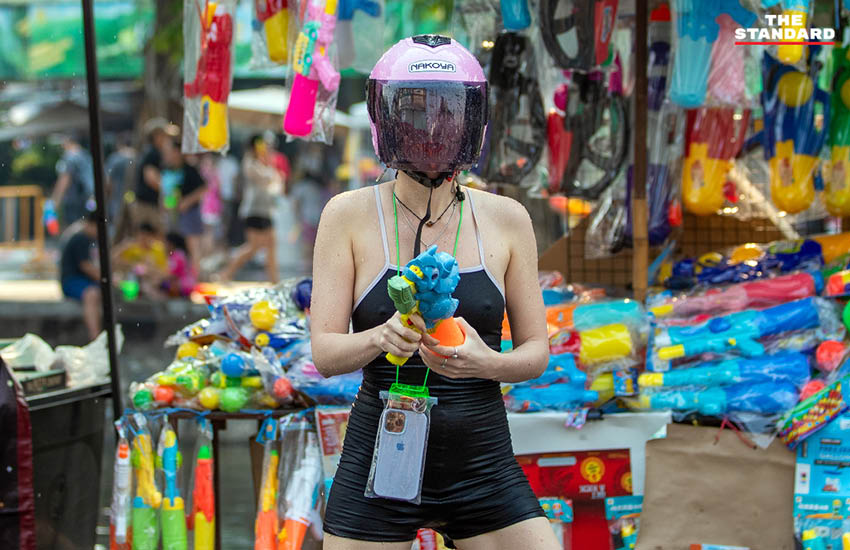 นักท่องเที่ยวไทยและต่างชาติเล่นน้ำสงกรานต์ (ปี๋ใหม่เมือง) อย่างคึกคักที่คูเมืองเชียงใหม่ 6