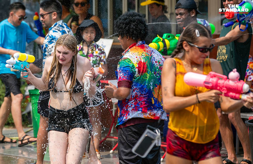 นักท่องเที่ยวไทยและต่างชาติเล่นน้ำสงกรานต์ (ปี๋ใหม่เมือง) อย่างคึกคักที่คูเมืองเชียงใหม่ 7