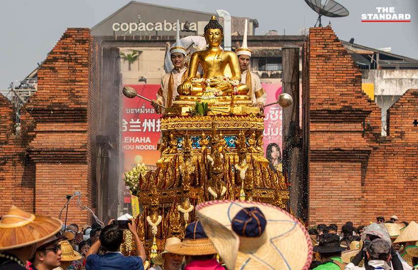 นักท่องเที่ยวไทยและต่างชาติเล่นน้ำสงกรานต์ (ปี๋ใหม่เมือง) อย่างคึกคักที่คูเมืองเชียงใหม่ 8