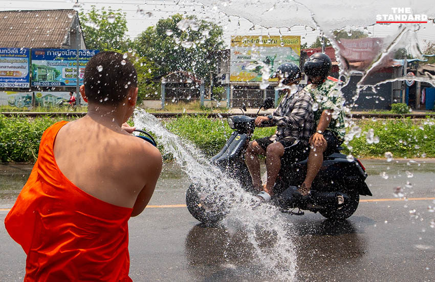 นักท่องเที่ยวไทยและต่างชาติเล่นน้ำสงกรานต์ (ปี๋ใหม่เมือง) อย่างคึกคักที่คูเมืองเชียงใหม่ 9