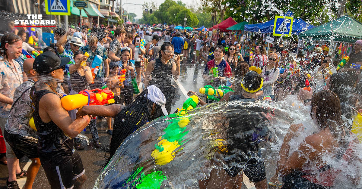 นักท่องเที่ยวไทยและต่างชาติเล่นน้ำสงกรานต์ (ปี๋ใหม่เมือง) อย่างคึกคักที่คูเมืองเชียงใหม่