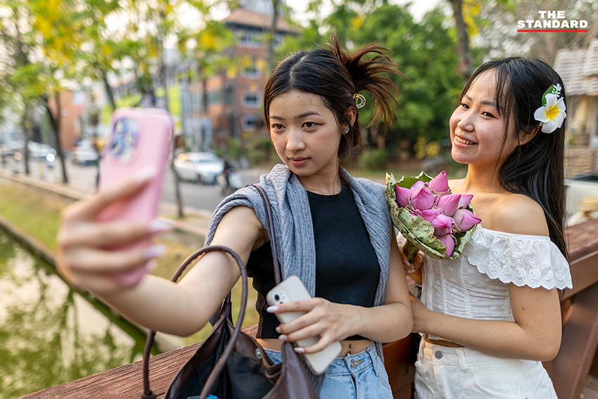 วัยรุ่นถือดอกบัวถ่ายภาพริมคูเมืองเชียงใหม่ 10