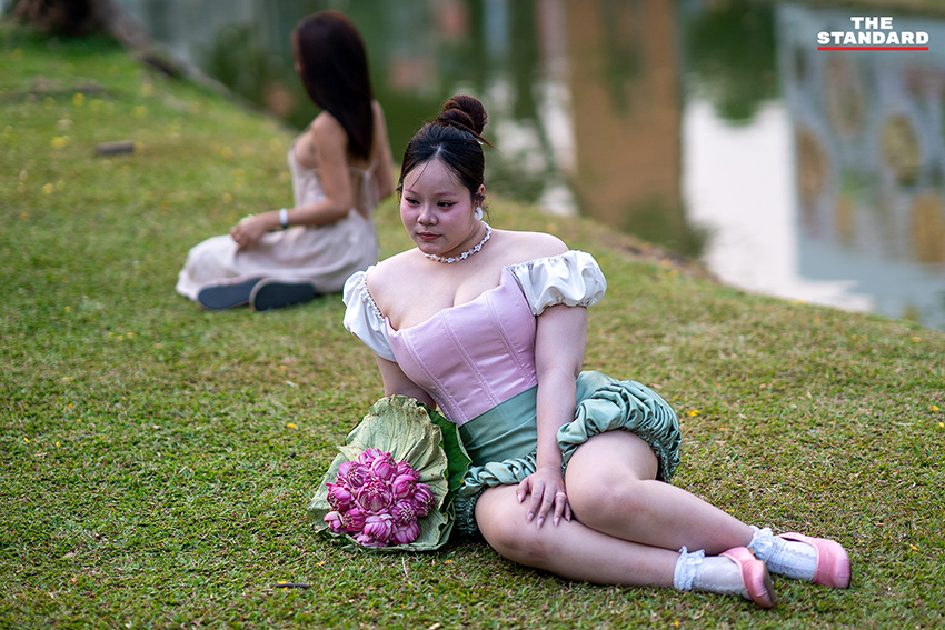 วัยรุ่นถือดอกบัวถ่ายภาพริมคูเมืองเชียงใหม่ 11