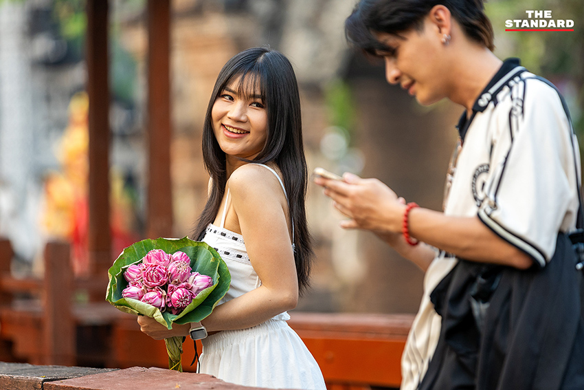 วัยรุ่นถือดอกบัวถ่ายภาพริมคูเมืองเชียงใหม่ 12