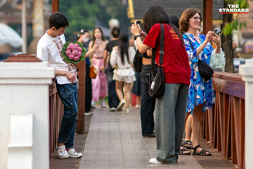 วัยรุ่นถือดอกบัวถ่ายภาพริมคูเมืองเชียงใหม่ 13