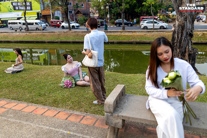 วัยรุ่นถือดอกบัวถ่ายภาพริมคูเมืองเชียงใหม่ 3